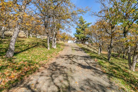 Tiny photo for 5977 Dark Hollow Road, Medford, OR 97501 (MLS # 220211955)