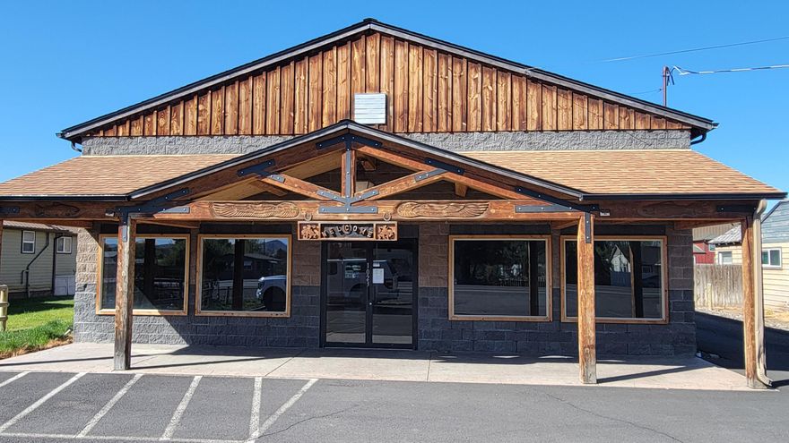 4000 square feet of space, new roof, new epoxy flooring, and a new commercial roll up door!
Listing for comps only