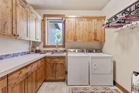 Tiny photo for 7581 SE Madison Avenue, Prineville, OR 97754 (MLS # 220215734)