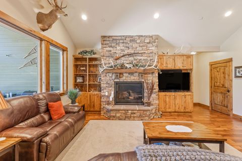 Tiny photo for 7581 SE Madison Avenue, Prineville, OR 97754 (MLS # 220215734)