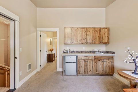 Tiny photo for 7581 SE Madison Avenue, Prineville, OR 97754 (MLS # 220215734)