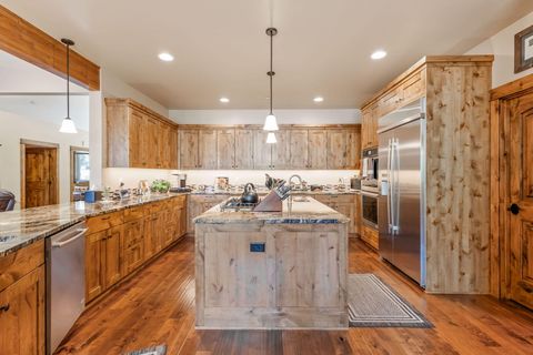 Tiny photo for 7581 SE Madison Avenue, Prineville, OR 97754 (MLS # 220215734)