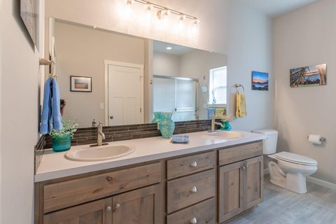 Tiny photo for 2911 NW Hemlock Lane, Redmond, OR 97756 (MLS # 220210226)