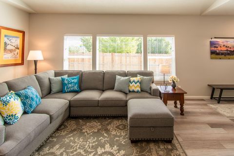 Tiny photo for 2911 NW Hemlock Lane, Redmond, OR 97756 (MLS # 220210226)