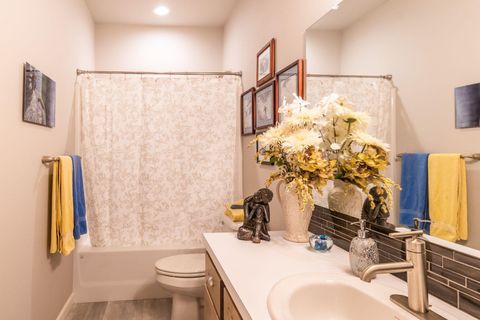 Tiny photo for 2911 NW Hemlock Lane, Redmond, OR 97756 (MLS # 220210226)