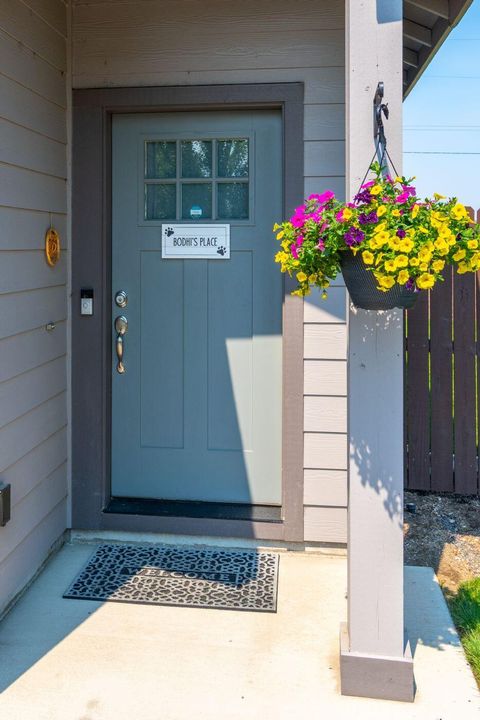 Tiny photo for 2911 NW Hemlock Lane, Redmond, OR 97756 (MLS # 220210226)