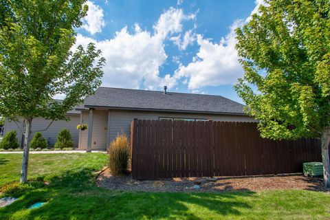 Tiny photo for 2911 NW Hemlock Lane, Redmond, OR 97756 (MLS # 220210226)