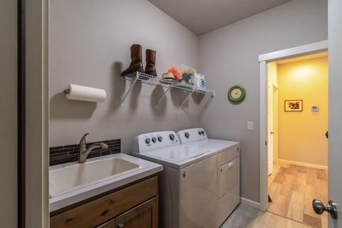 Tiny photo for 2911 NW Hemlock Lane, Redmond, OR 97756 (MLS # 220210226)