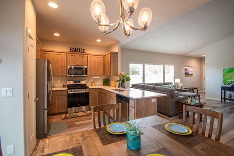 Tiny photo for 2911 NW Hemlock Lane, Redmond, OR 97756 (MLS # 220210226)