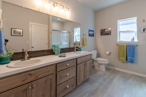 Tiny photo for 2911 NW Hemlock Lane, Redmond, OR 97756 (MLS # 220210226)