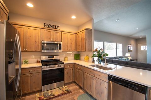 Tiny photo for 2911 NW Hemlock Lane, Redmond, OR 97756 (MLS # 220210226)