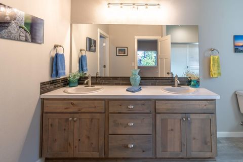 Tiny photo for 2911 NW Hemlock Lane, Redmond, OR 97756 (MLS # 220210226)
