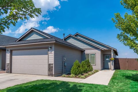 Photo of 2911 NW Hemlock Lane, Redmond, OR 97756 (MLS # 220210226)