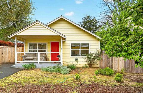 Photo of 115 California Street, Ashland, OR 97520 (MLS # 220219323)