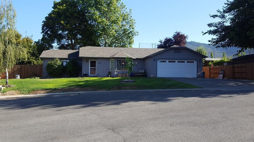 Hidden Jewel!! Well maintained home with vaulted ceilings, open floor plan and large bedrooms. This home has a new roof 2015 and RV Parking. Private access to the soccer field at the tranquil Gilbert Crk Park. Don't forget your sandals we have a beach!! Great location- walking distance to Highland Elementary, North Middle School and The Club NW. Minutes from medical facilities, downtown and freeway. All at a great price!