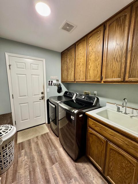 Tiny photo for 197 Jo Creek Place, Merlin, OR 97532 (MLS # 220212368)