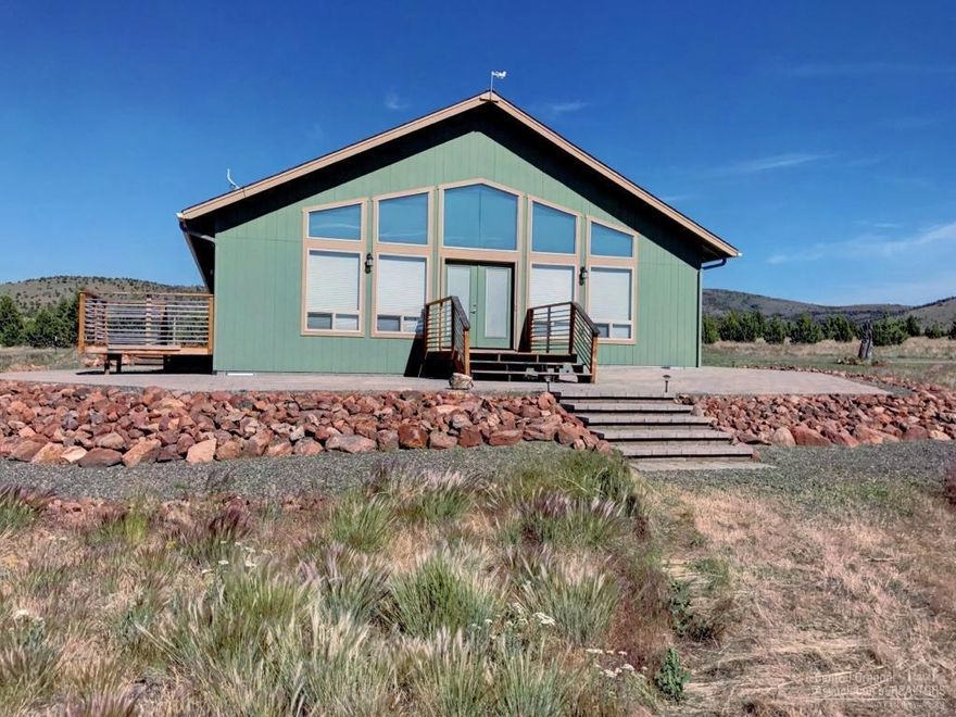 Off Grid Privacy with amazing views. Only 40 min. to Prineville or Bend. Great open floor plan concept, 3 bd, 2ba, 2108 sq.ft. All appliances included, so move-in ready. State of the art solar system, garage/shop, 3 x 2500 gal. cistern. 10-15 mins to powder cove boat launch & world class fly fishing on the coveted Crooked River.