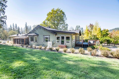 Photo of 550 Earhart Road, Rogue River, OR 97537 (MLS # 220229780)