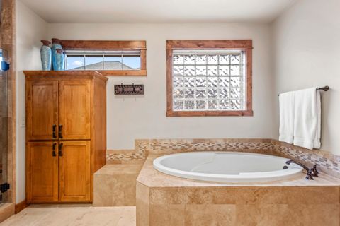 Tiny photo for 360 Vista Rim Drive, Redmond, OR 97756 (MLS # 220212692)