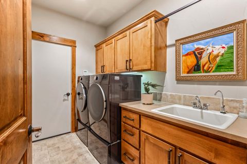 Tiny photo for 360 Vista Rim Drive, Redmond, OR 97756 (MLS # 220212692)