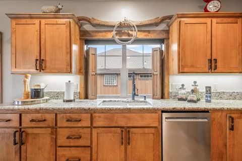 Tiny photo for 360 Vista Rim Drive, Redmond, OR 97756 (MLS # 220212692)