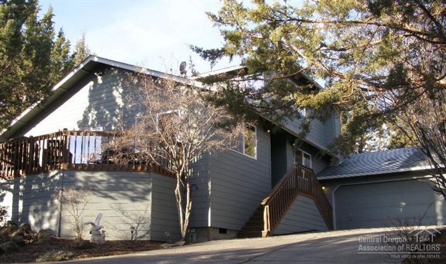 Spacious 3 bedroom, 3 bath home on large secluded lot close to Hollinshead Park. Home boasts an open floorplan, hardwoods throughout and has been recently updated with quartz countertops in kitchen & bathroom, newer appliances, heating & A/C units. Detached 10x12 outbuilding w/electricy, heat/ac. Back gate opens for RV parking.