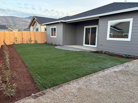 Tiny photo for 3715 Ford Drive, Medford, OR 97504 (MLS # 220212565)