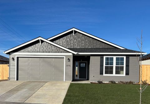 Photo of 3715 Ford Drive, Medford, OR 97504 (MLS # 220212565)
