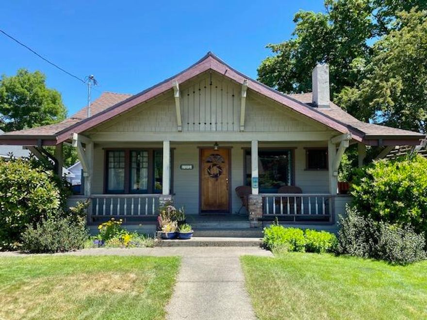Charming 1920's Craftsman bungalow located in the desirable Northwest neighborhood of Grants Pass. The home features an open floor plan,
spacious front porch, lots of natural light, original craftsman details, concrete countertops, pallet wall, updated bathrooms and hardwood floors. The
fully fenced back yard has room for a garden, entertaining, and off-street RV or boat parking.
