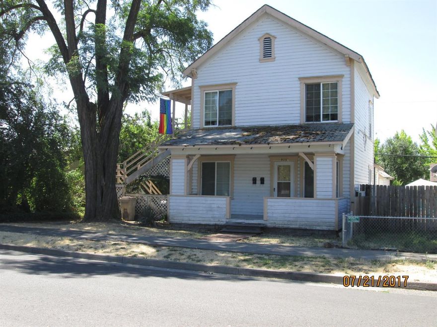 $20,000 PRICE DROP!!!!! Quaint duplex, upstairs and downstairs units. Originally built in 1915. Located close to downtown, this is a good rental property. Both units currently rented and require minimum 24 hour's notice prior to showing.