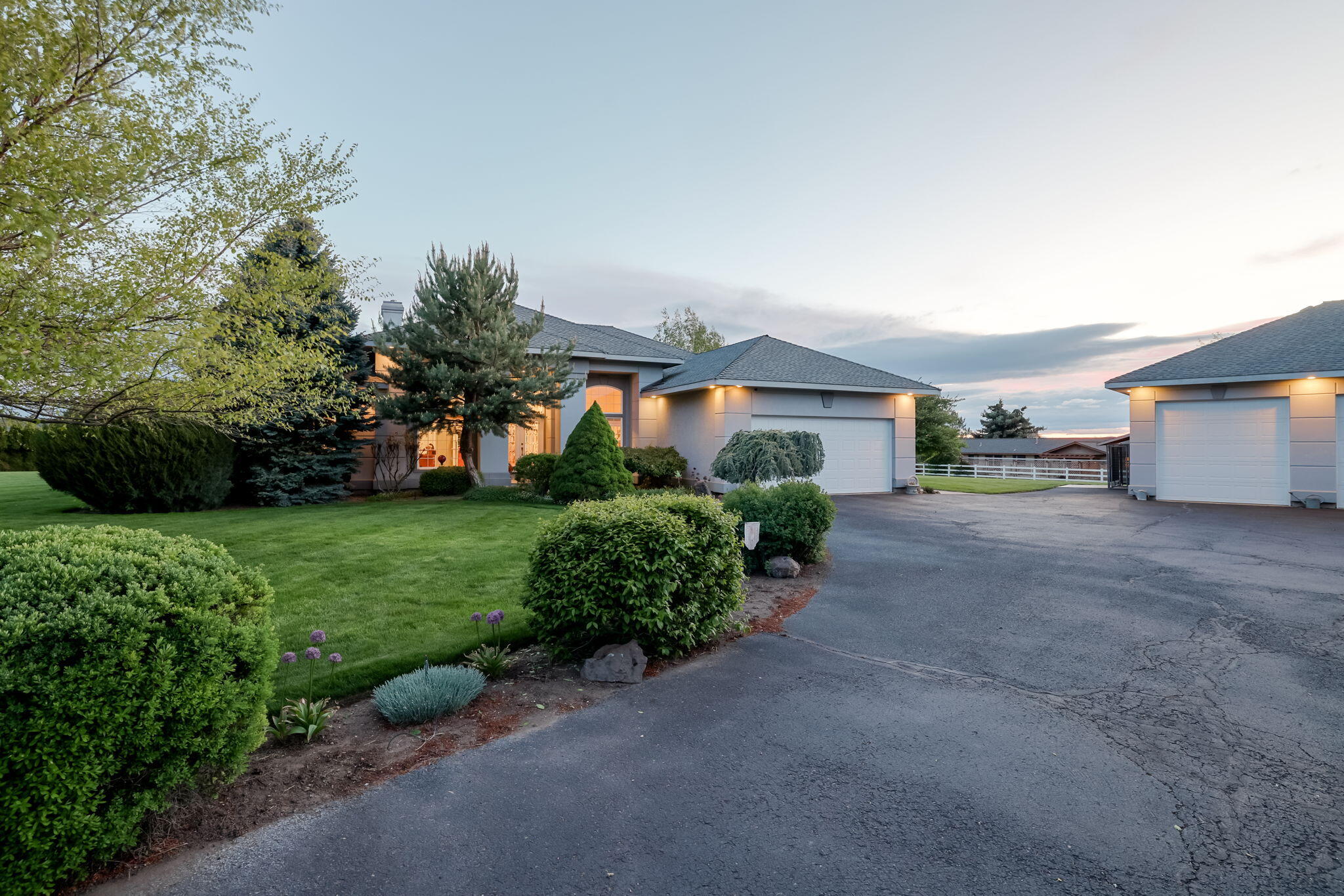3143 NW West Hills Loop