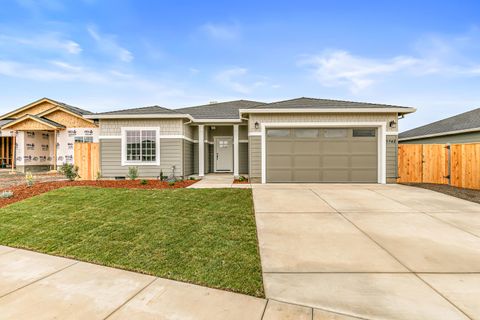 Photo of 3742 Carlin Drive, Medford, OR 97504 (MLS # 220213006)