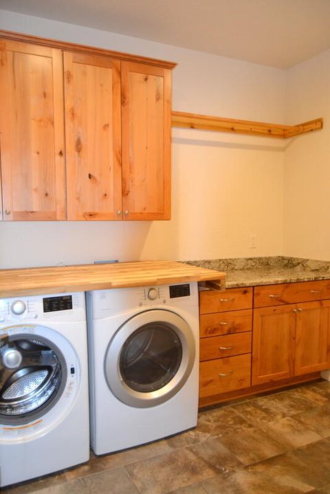 Tiny photo for 915 NW Bishop Street, Grants Pass, OR 97526 (MLS # 220217569)