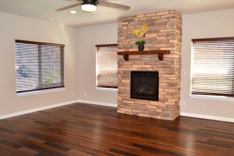 Tiny photo for 915 NW Bishop Street, Grants Pass, OR 97526 (MLS # 220217569)