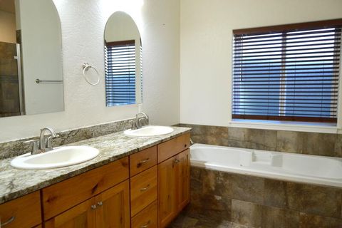 Tiny photo for 915 NW Bishop Street, Grants Pass, OR 97526 (MLS # 220217569)