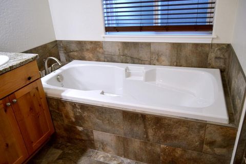 Tiny photo for 915 NW Bishop Street, Grants Pass, OR 97526 (MLS # 220217569)