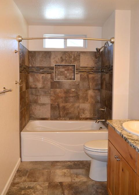 Tiny photo for 915 NW Bishop Street, Grants Pass, OR 97526 (MLS # 220217569)