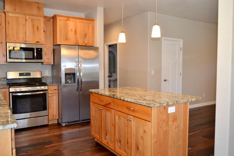 Tiny photo for 915 NW Bishop Street, Grants Pass, OR 97526 (MLS # 220217569)