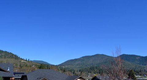 Tiny photo for 915 NW Bishop Street, Grants Pass, OR 97526 (MLS # 220217569)