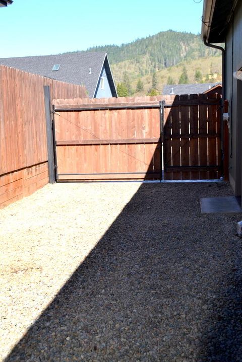 Tiny photo for 915 NW Bishop Street, Grants Pass, OR 97526 (MLS # 220217569)