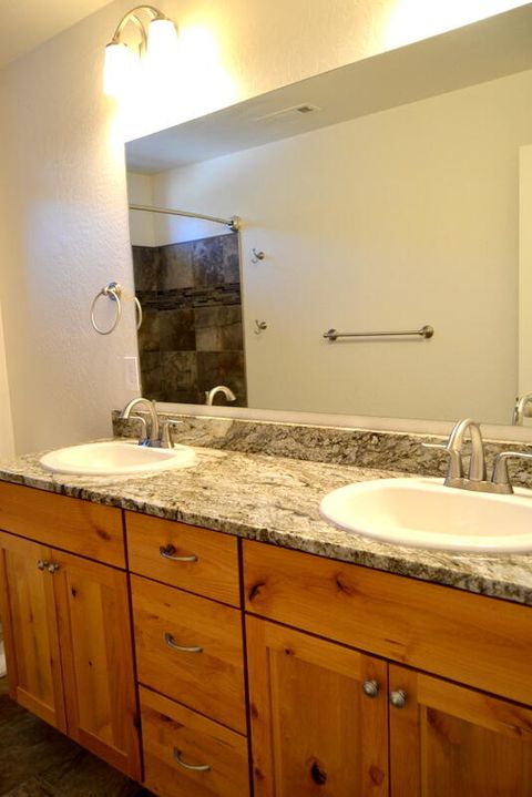 Tiny photo for 915 NW Bishop Street, Grants Pass, OR 97526 (MLS # 220217569)