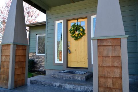 Tiny photo for 915 NW Bishop Street, Grants Pass, OR 97526 (MLS # 220217569)