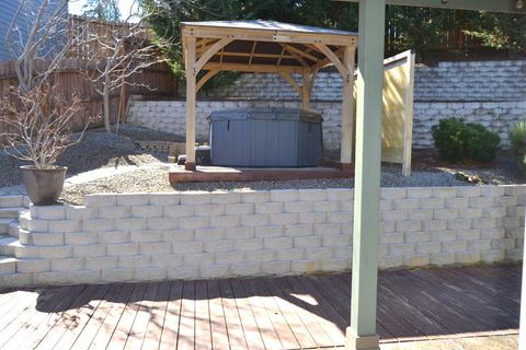 Tiny photo for 915 NW Bishop Street, Grants Pass, OR 97526 (MLS # 220217569)