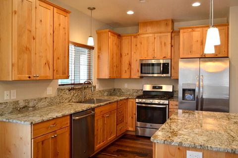 Tiny photo for 915 NW Bishop Street, Grants Pass, OR 97526 (MLS # 220217569)