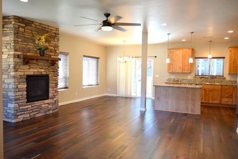 Tiny photo for 915 NW Bishop Street, Grants Pass, OR 97526 (MLS # 220217569)