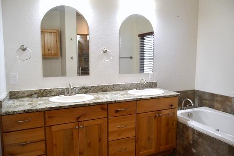 Tiny photo for 915 NW Bishop Street, Grants Pass, OR 97526 (MLS # 220217569)