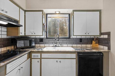 Tiny photo for 1408 Siskiyou Boulevard, Medford, OR 97504 (MLS # 220217091)