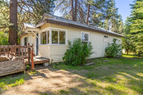 Photo of 228 E Schonchin Street, Chiloquin, OR 97624 (MLS # 220223381)