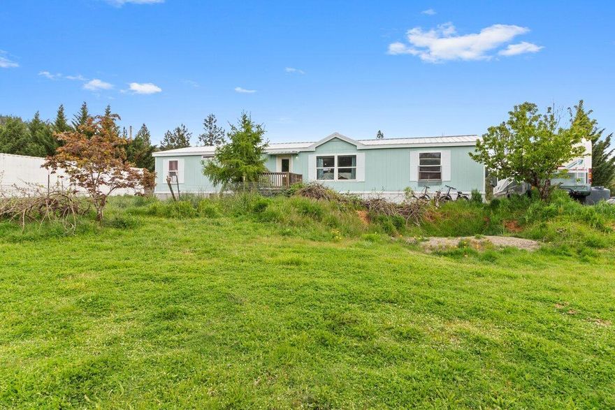 Looking for property to homestead or hobby farm that's only minutes from town? This is the one! This 5 bedroom 2 bath manufactured home is on 2.24 acres of flat and useable land. It's fully fenced with a garden, pasture, fruit trees, RV parking, metal roof, animal enclosures, and gorgeous country views! Fish from your private dock in your fully stocked pond complete with bass, blue gill, catfish, crappie, and coi, plus wildlife that love to visit including a family of geese. Power outage? No worries- this property comes with a whole house generator and paid off solar panels! (28 4x5 panels!) The 2 wells and the 3,000 gallon water storage container help ensure that you'll have plenty of water all year round. 
Motivated seller open to all reasonable offers.