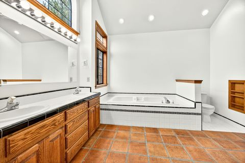 Tiny photo for 1876 Inglewood Drive, Medford, OR 97504 (MLS # 220210734)